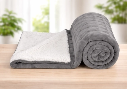 Mikroplyšová deka s beránkem - Světle šedá s trojúhelníky