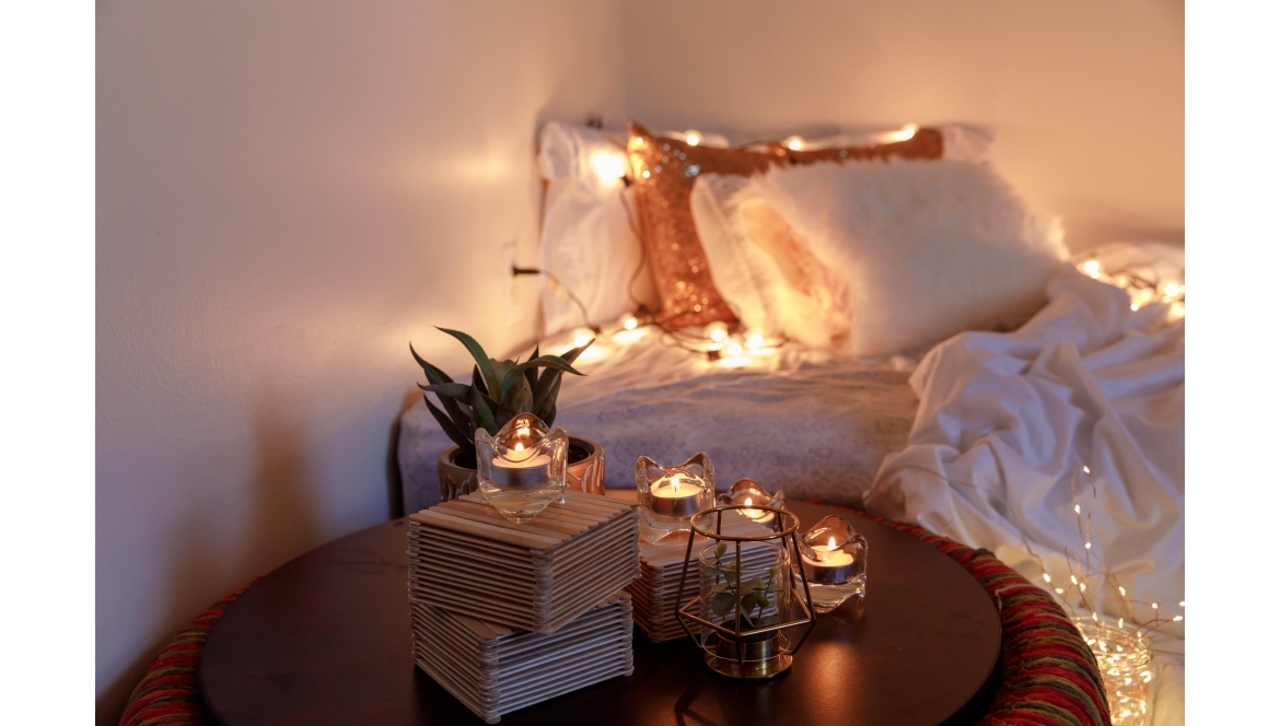 Ložnice jako oáza klidu? Postačí i správné doplňky